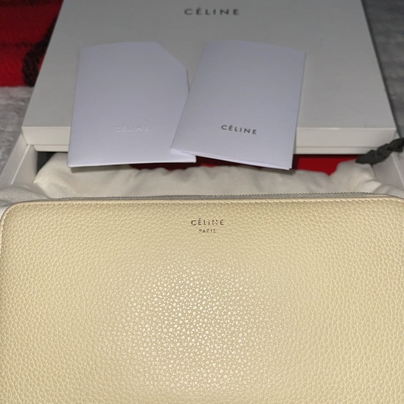 Celine Preloved wallet great condition comes with box n dust bag . - Picture 2 of 12
